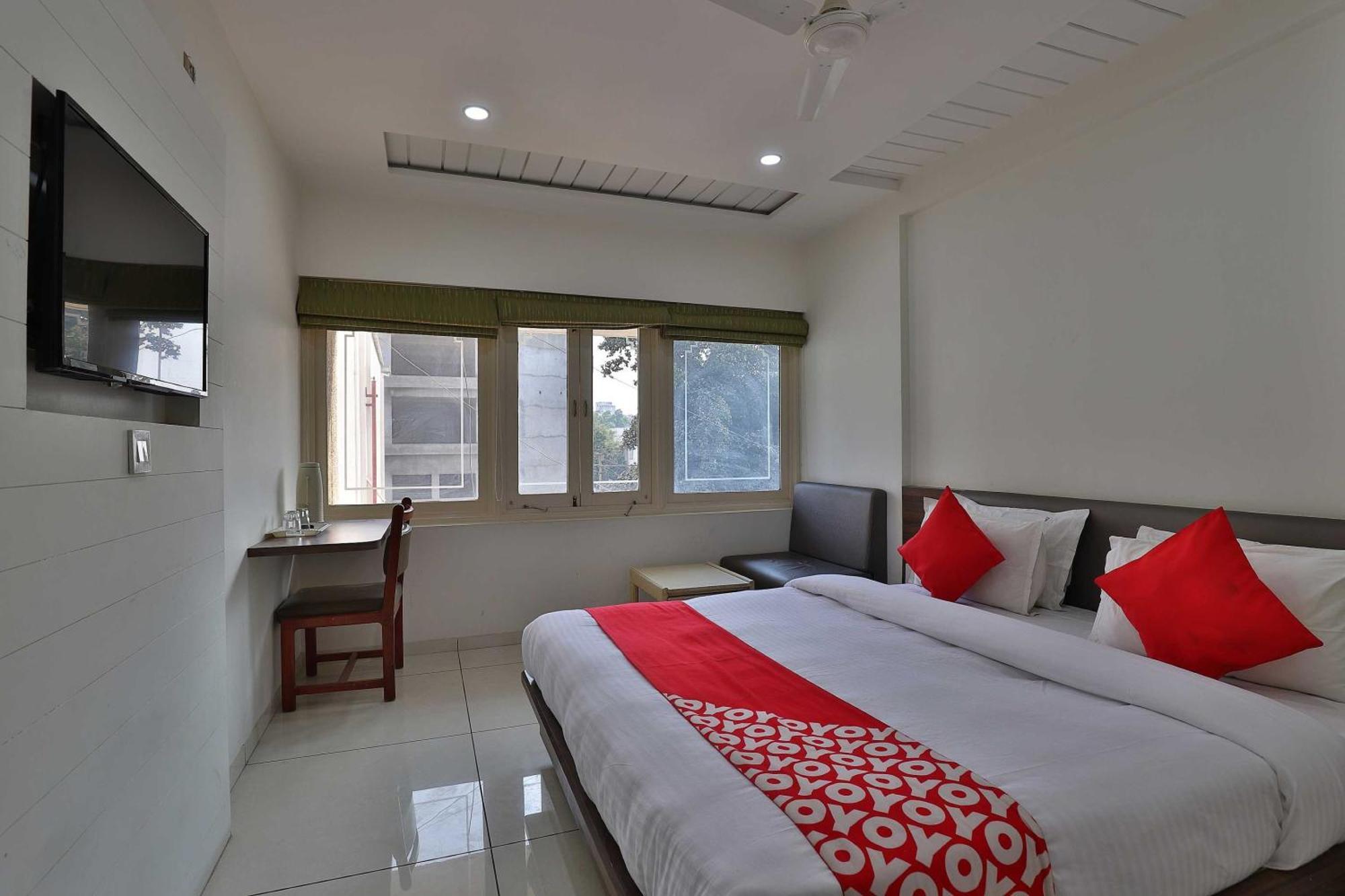 Hotel Collection O Panchsheel Vadodara Esterno foto