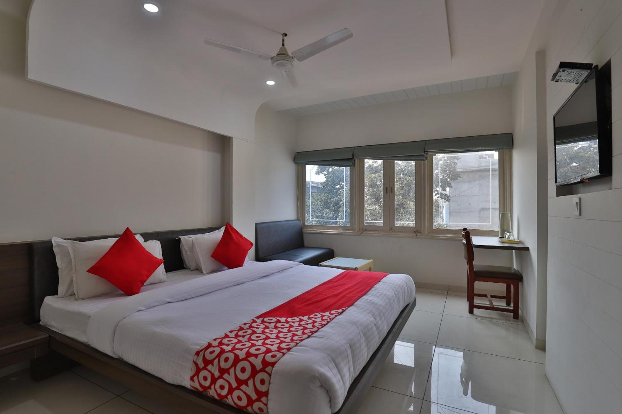 Hotel Collection O Panchsheel Vadodara Esterno foto
