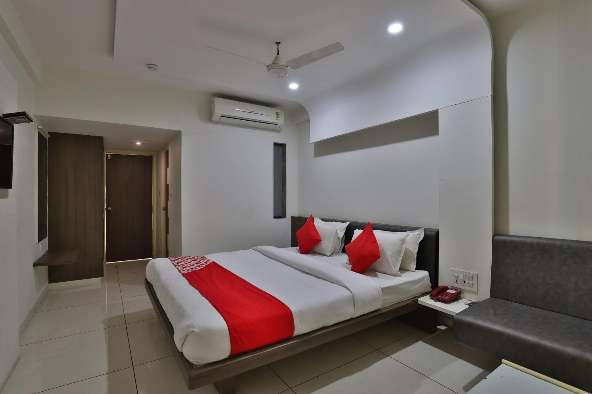 Hotel Collection O Panchsheel Vadodara Esterno foto
