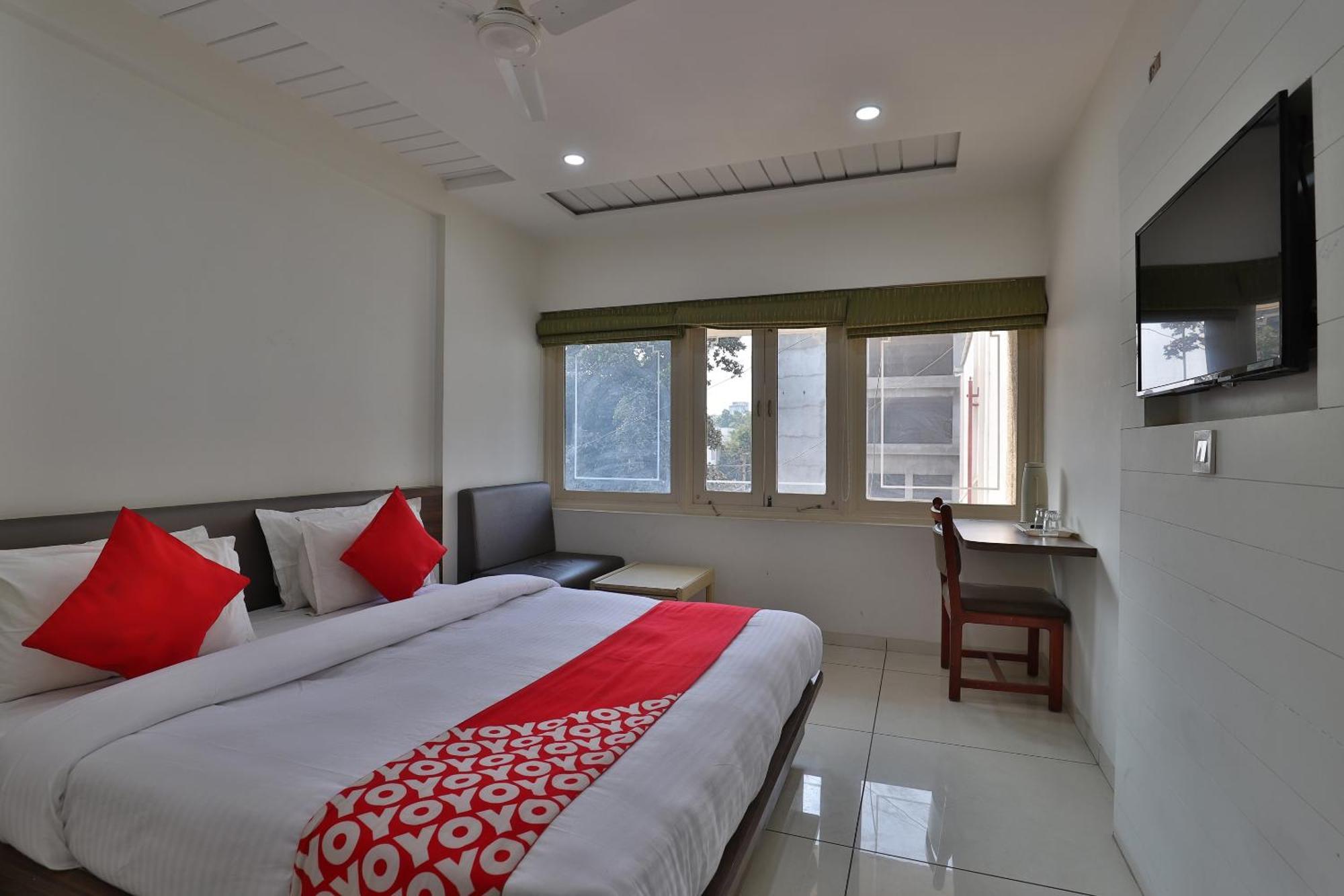 Hotel Collection O Panchsheel Vadodara Esterno foto