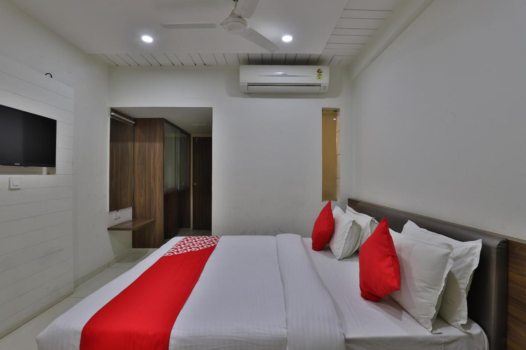 Hotel Collection O Panchsheel Vadodara Esterno foto